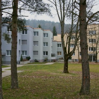 Sanierung Wohnsiedlung mit 50 Wohnungen, Wildbachstr. 9-25, Embrach ZH (20.Jh.); 2010
